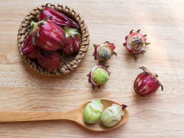 Bebida fresca de roselle na mesa de madeira