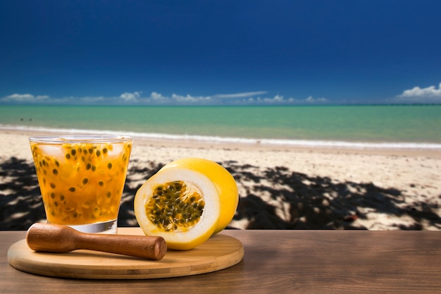 Bebida fresca feita com caipirinha de maracujá na praia