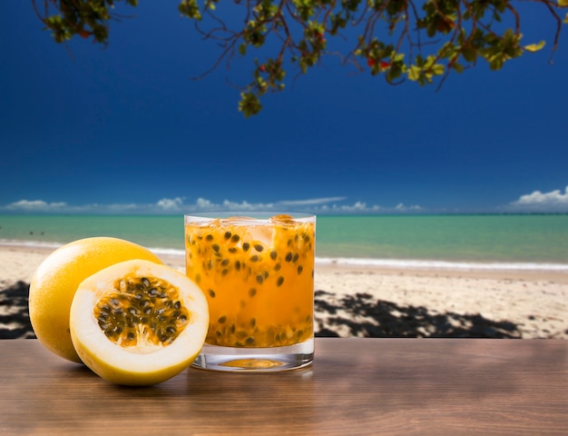 Bebida fresca feita com caipirinha de maracujá na praia