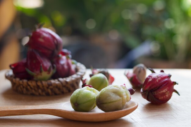 bebida fresca de Roselle en la mesa de madera