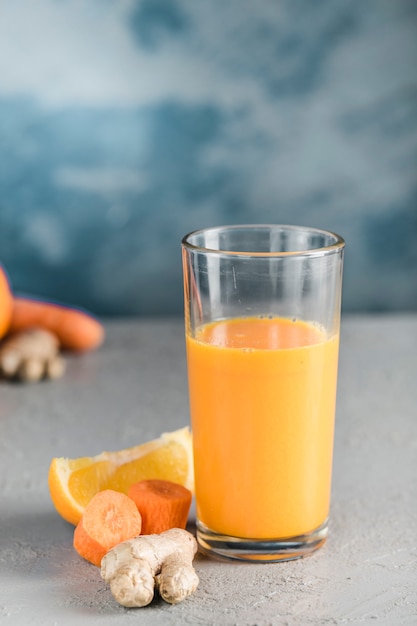 Bebida fresca y saludable con naranja, zanahoria y jengibre.