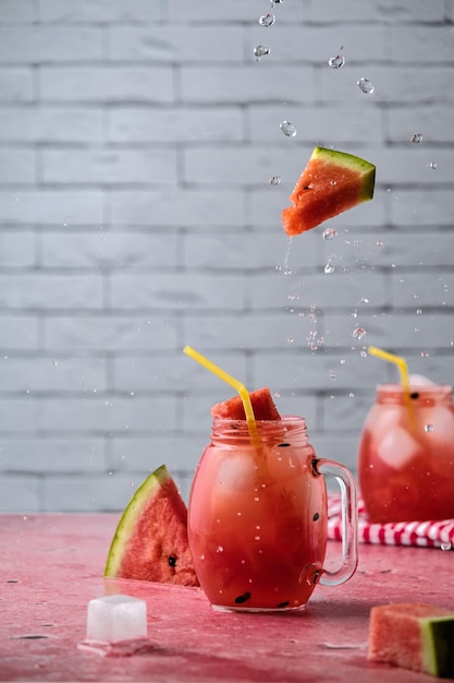 Bebida fresca con sandía y menta, limonada fría de verano, cóctel saludable. Día soleado con sombras