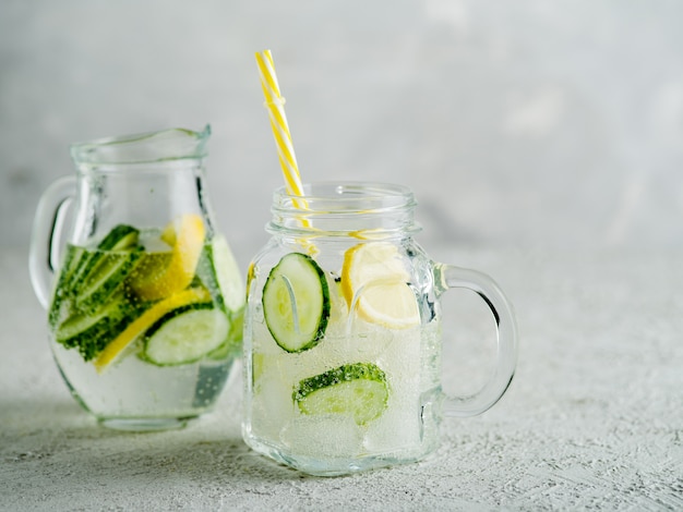 Bebida fresca de verano, agua con gas de desintoxicación saludable con limón y pepino en tarro de albañil, concepto de comida saludable,