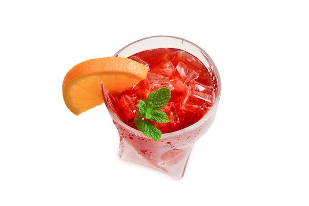 Bebida fresca vermelha com toranja de gelo e hortelã isolada em branco Espaço para texto ou design