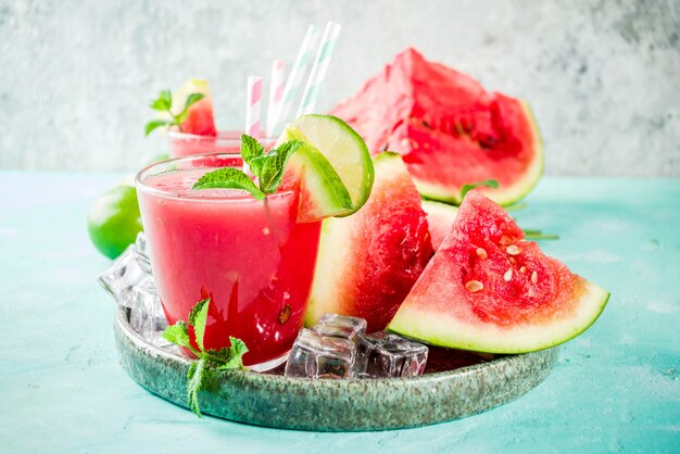 Bebida fría afrutada de verano, jugo de sandía casero o batido