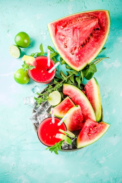 Bebida fría afrutada de verano, jugo de sandía casero o batido