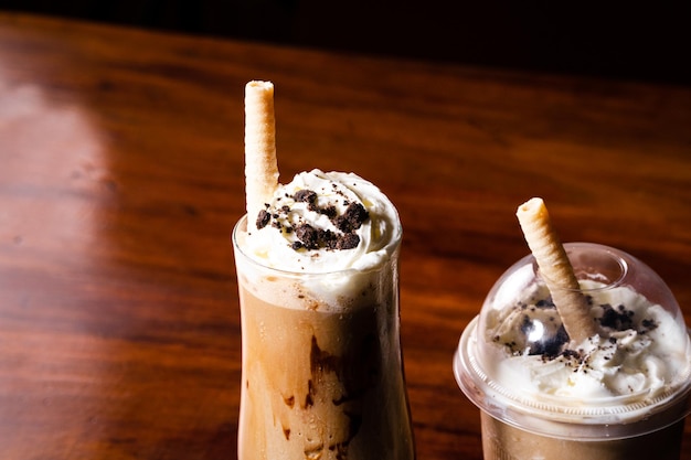 bebida fría de café y chocolate con crema batida