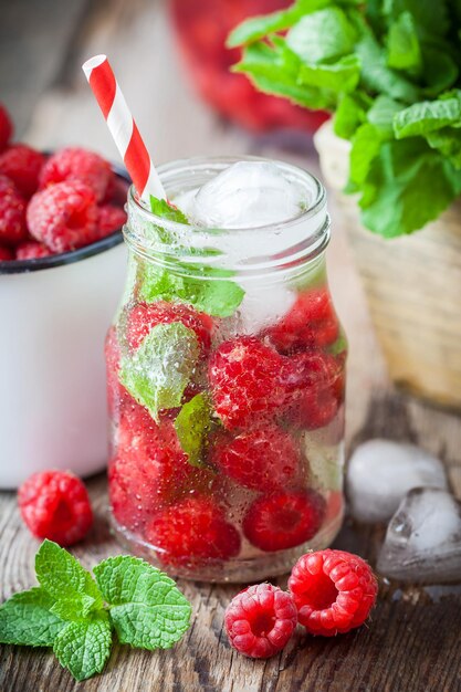 Bebida fría con cóctel refrescante de verano de frambuesas de paja