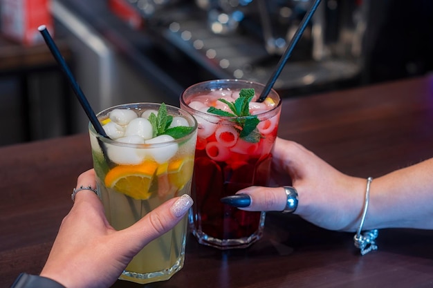 Bebida fría de frutas frescas con hielo en una cafetería.