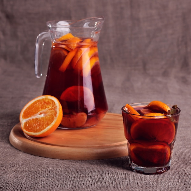 Bebida fría refrescante de bayas en vasos en la mesa de madera