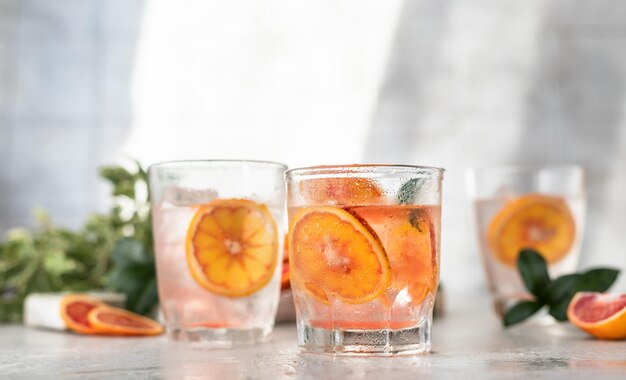 Bebida fría refrescante con sangre tónica Naranjas sicilianas y hielo Luz solar directa y sombras duras