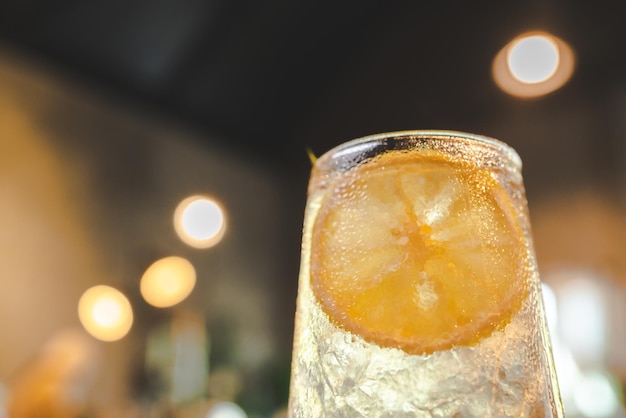 Bebida fría refresco de naranja con cóctel de bebidas heladas en la mesa de café refresco de jugo