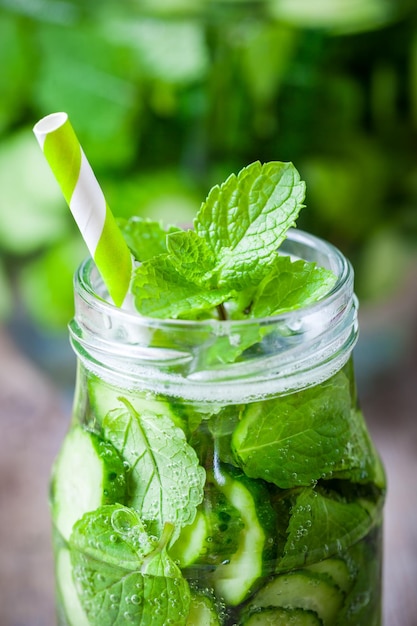 Bebida fría de verano con pepinos de paja con cóctel refrescante de menta