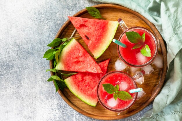 Bebida fría de verano Refrescante bebida de sandía en vasos y rodajas de sandía Vista superior