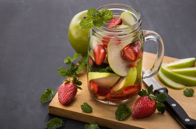 Bebida de fruta fresca de verano. Mezcla de agua con sabor a fruta con Strawber