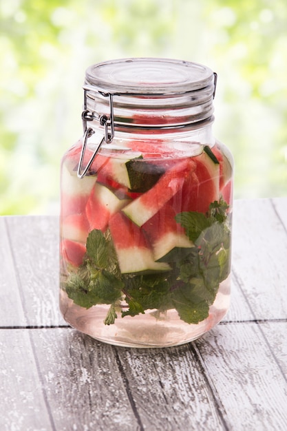 Bebida de fruta fresca de verano. mezcla de agua con sabor a frutas y agua