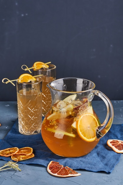 Bebida de frutas refrescante con hielo, hormigón