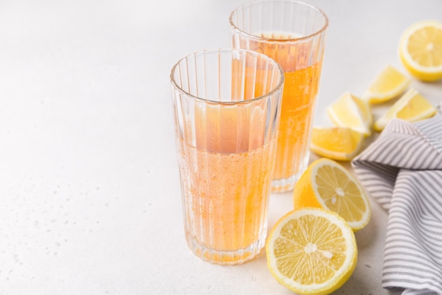 Bebida gaseificada refrescante de verão Bebidas com água mineral com gás