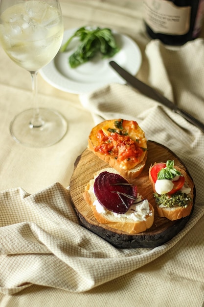 Bebida gelada e aperitivo natural de bruschetta vegetariana com legumes, queijo e ervas