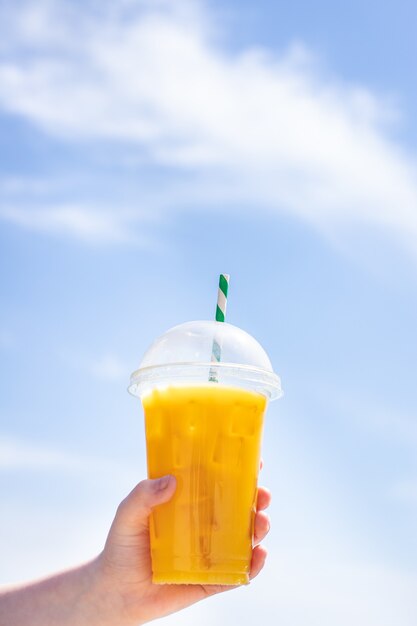 Foto bebida gelada na praia limonada fria refrigerante bebida suco fresco costa do mar verão onda