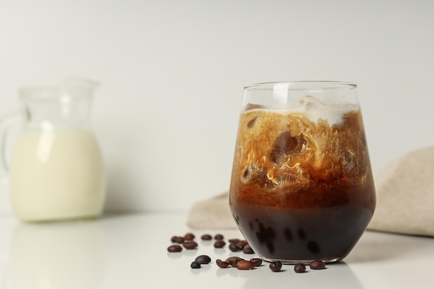 Bebida gelada para refrescar espaço de café gelado para texto