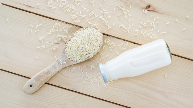 Foto bebida germinada del arroz moreno y arroz moreno en una tabla de madera.