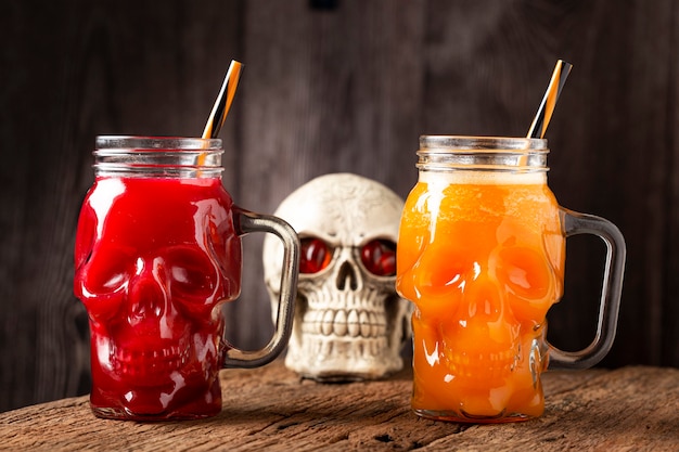 Foto bebida de halloween bebida de calabaza y bebida de sangre en vaso de calavera