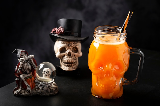 Bebida de Halloween. Bebida de calabaza en vaso de calavera.