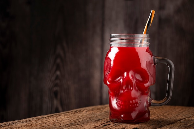 Bebida de Halloween. Bebida de sangre en vaso de calavera.