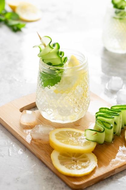 Bebida helada refrescante con limón y pepino