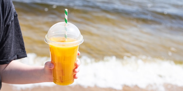 Bebida de hielo jugo de limonada amarilla en la playa costa del mar orilla naranja refrescante bebida refrescante relajarse