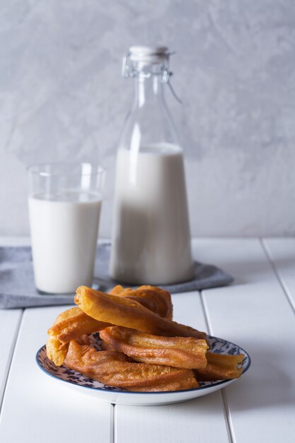 Bebida de horchata orgánica fresca preparada en Valensia, España