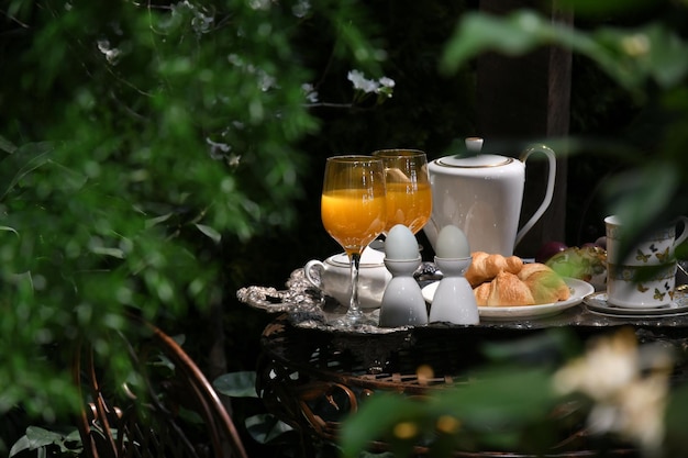 Bebida y huevos en la mesa.