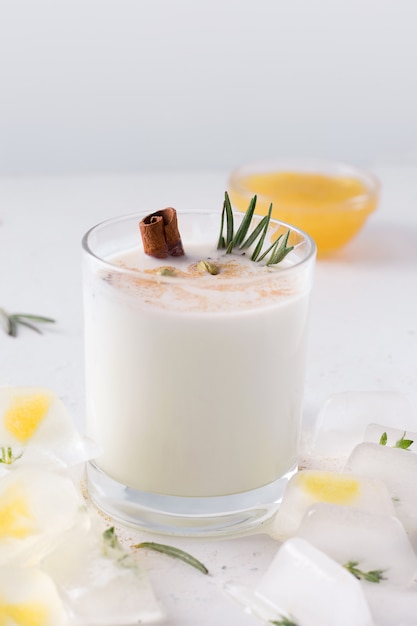 Bebida indiana Lassi em um fundo branco