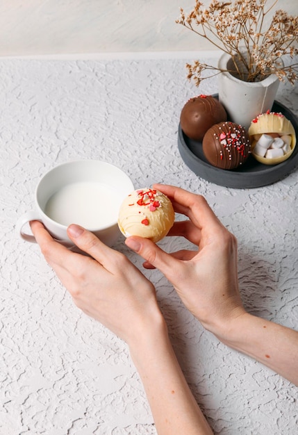 Bebida de invierno con bomba de bola de chocolate caliente