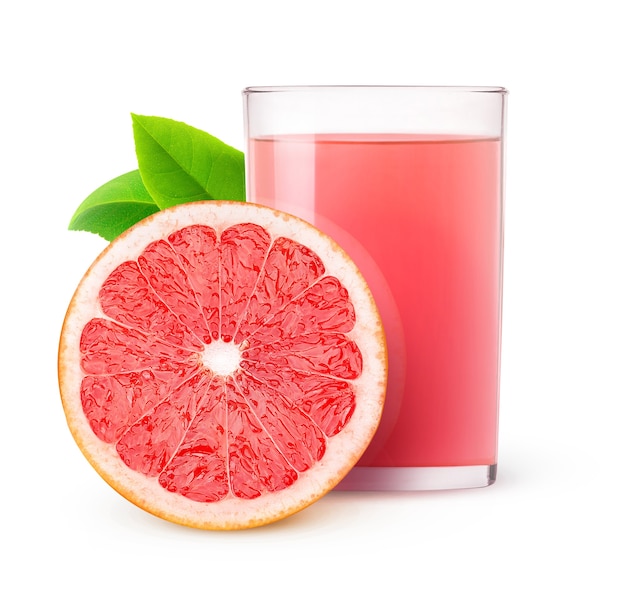 Bebida isolada. Copo de suco de toranja rosa e uma fatia de fruta isolada na superfície branca com traçado de recorte