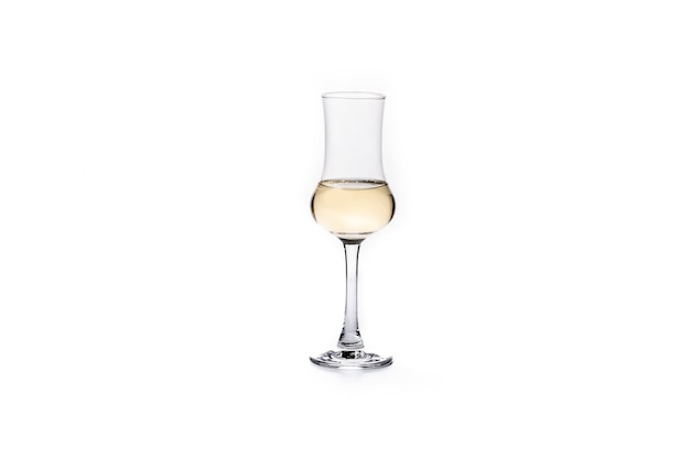 Bebida italiana de grappa dourada isolada no fundo branco