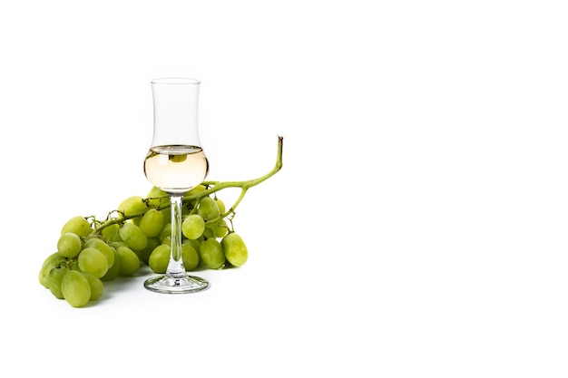 Bebida italiana de grappa dourada isolada no fundo branco