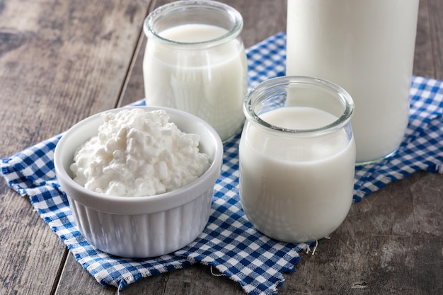 Bebida de kéfir de leche en mesa de madera