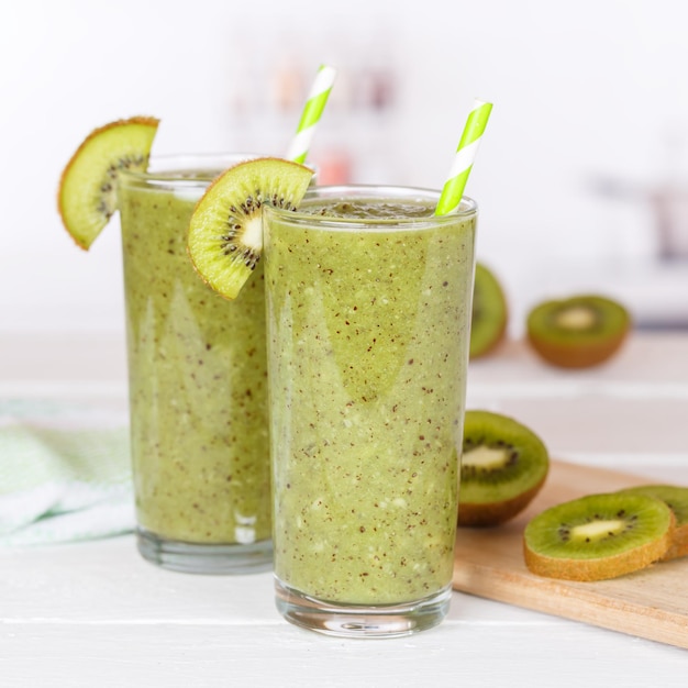 Foto bebida de kiwi de jugo de fruta batido verde en un cuadrado de vidrio