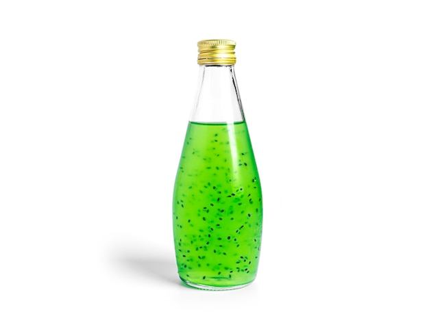 Bebida de kiwi con semillas de albahaca aisladas. Batido de kiwi verde.