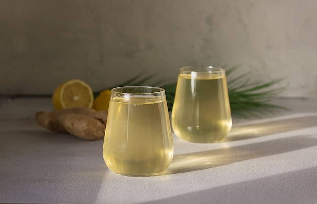 Bebida de Kombucha fermentada en vaso de vidrio.
