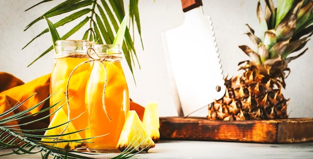 Bebida de kombucha de piña fermentada Tepache Bebida casera de superalimento probiótico con jugo de frutas