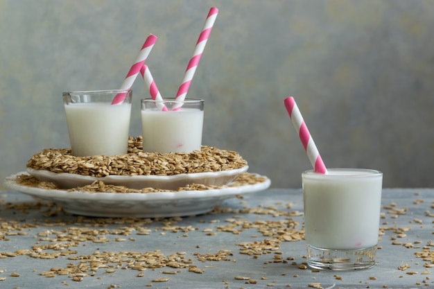 Foto bebida de leche de avena fresca y copos de avena