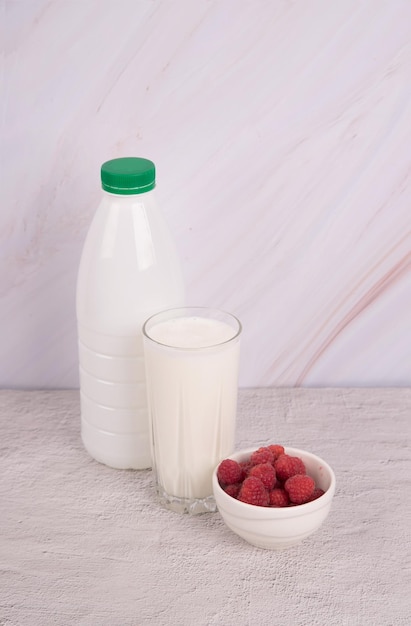 Bebida de leche con kéfir de probióticos útil para el espacio de copia del tracto digestivo