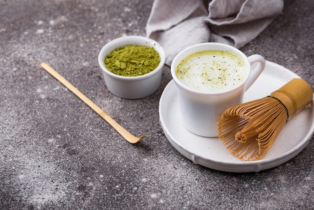 Bebida con leche matcha verde saludable