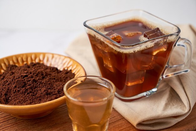 Bebida de licores de carajillo sobre tabla de madera.