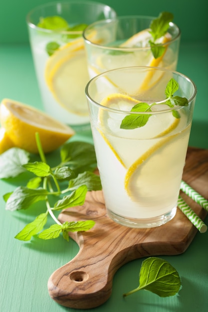 Bebida de limonada fresca con menta en vasos