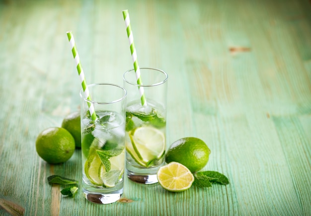 Bebida de limonada en una mesa de madera