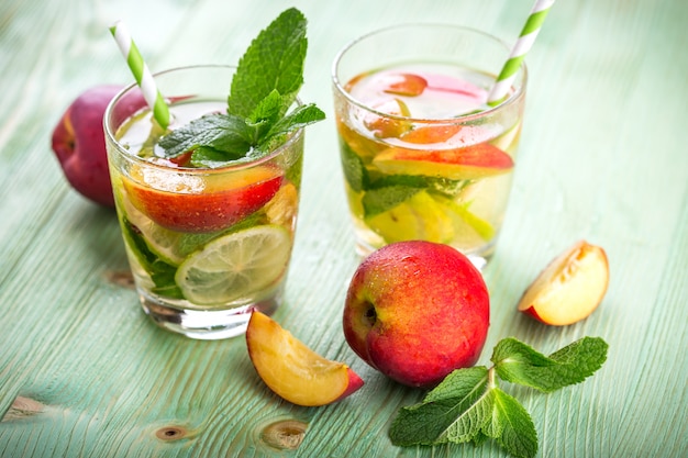 Bebida de limonada en una mesa de madera